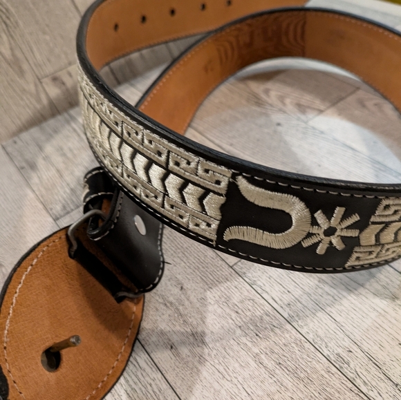 Black and Tan Embroidered Men's Belt J M Brand Size 36 - Picture 7 of 8